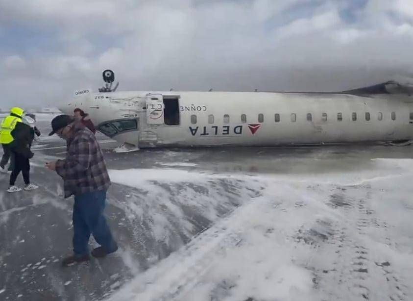 Aereo si ribalta in atterraggio, incidente a Toronto