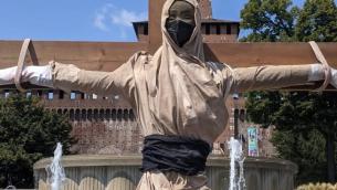 Afghanistan, a Milano compare statua di donna in croce