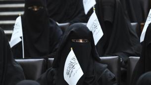Afghanistan, donne in piazza per i talebani: "Sì a segregazione"