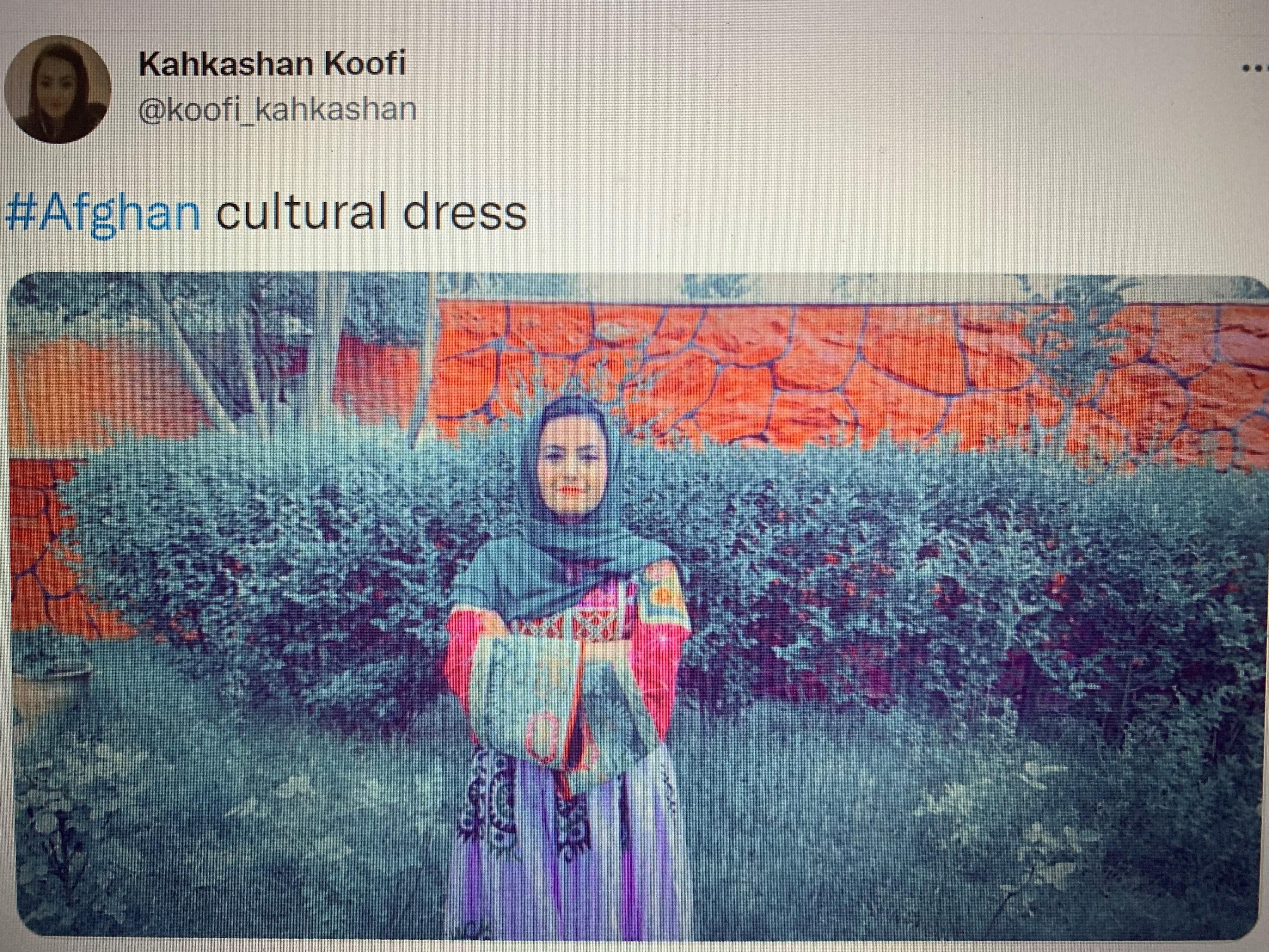 Afghanistan, donne sfidano talebani: foto social con abiti colorati