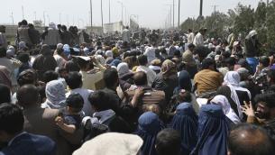 Afghanistan, esplosione all'esterno dell'aeroporto di Kabul