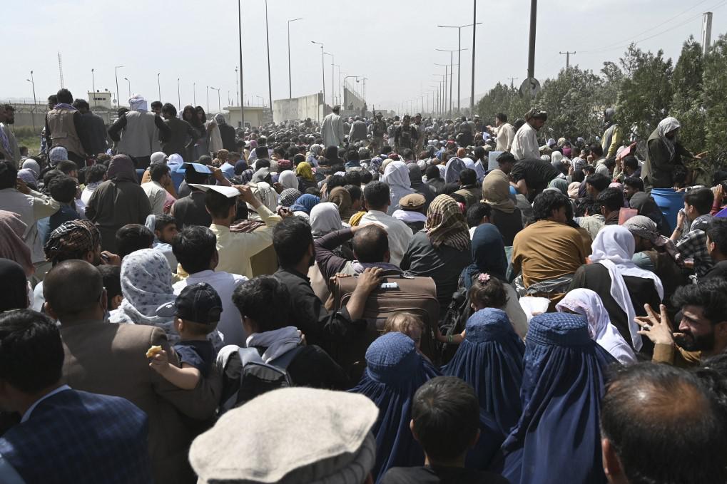 Afghanistan, esplosione all'esterno dell'aeroporto di Kabul