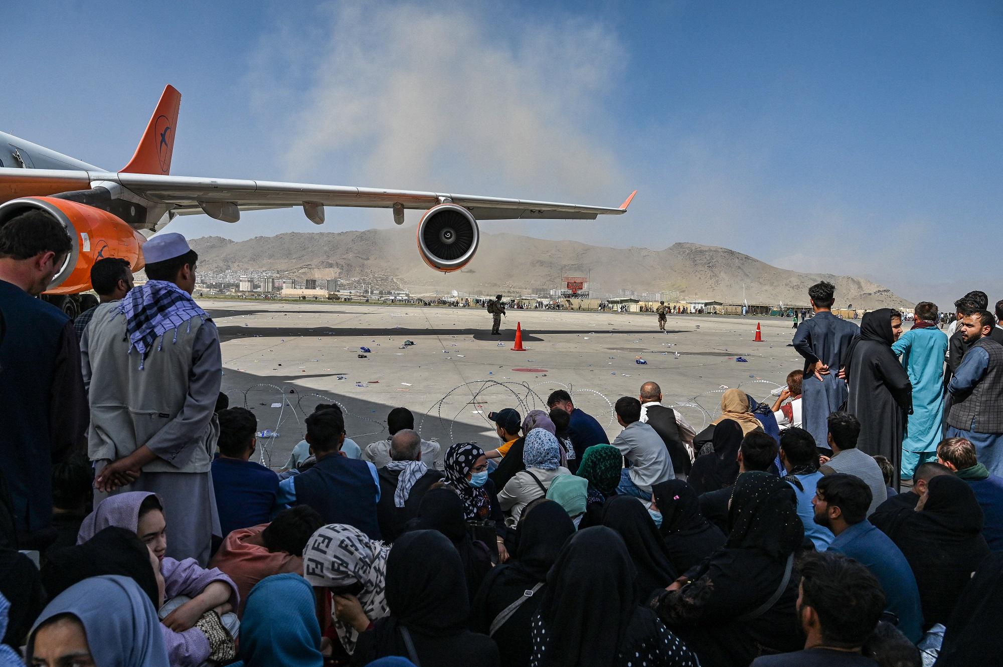 Afghanistan, il dramma della fuga: corpo di un rifugiato nel carrello di un aereo