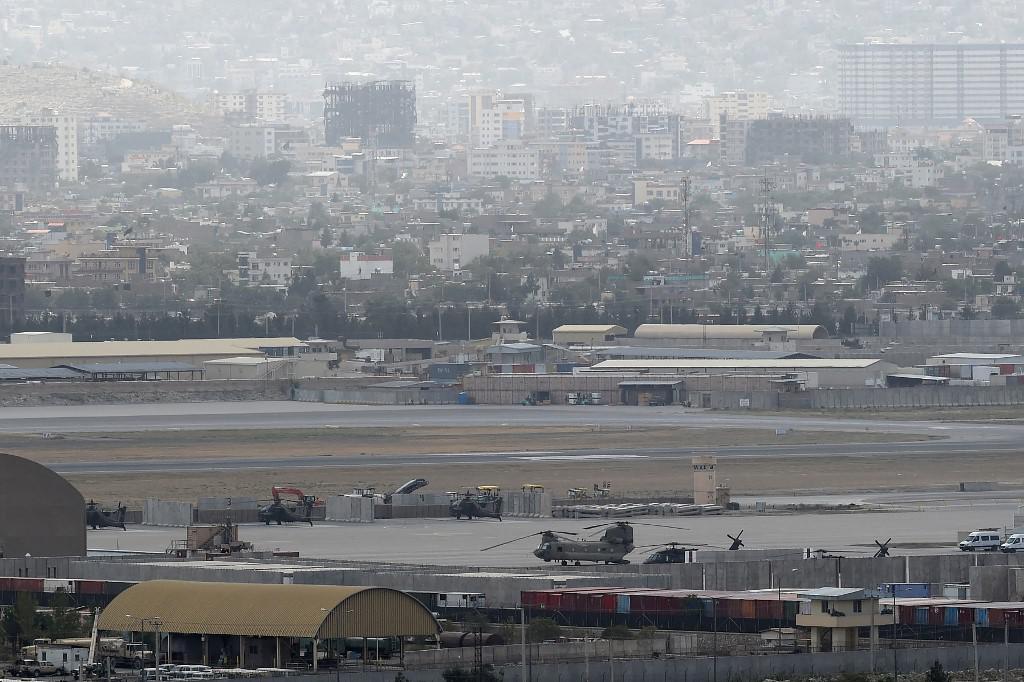 Afghanistan, in fuga aggrappati agli aerei - Video