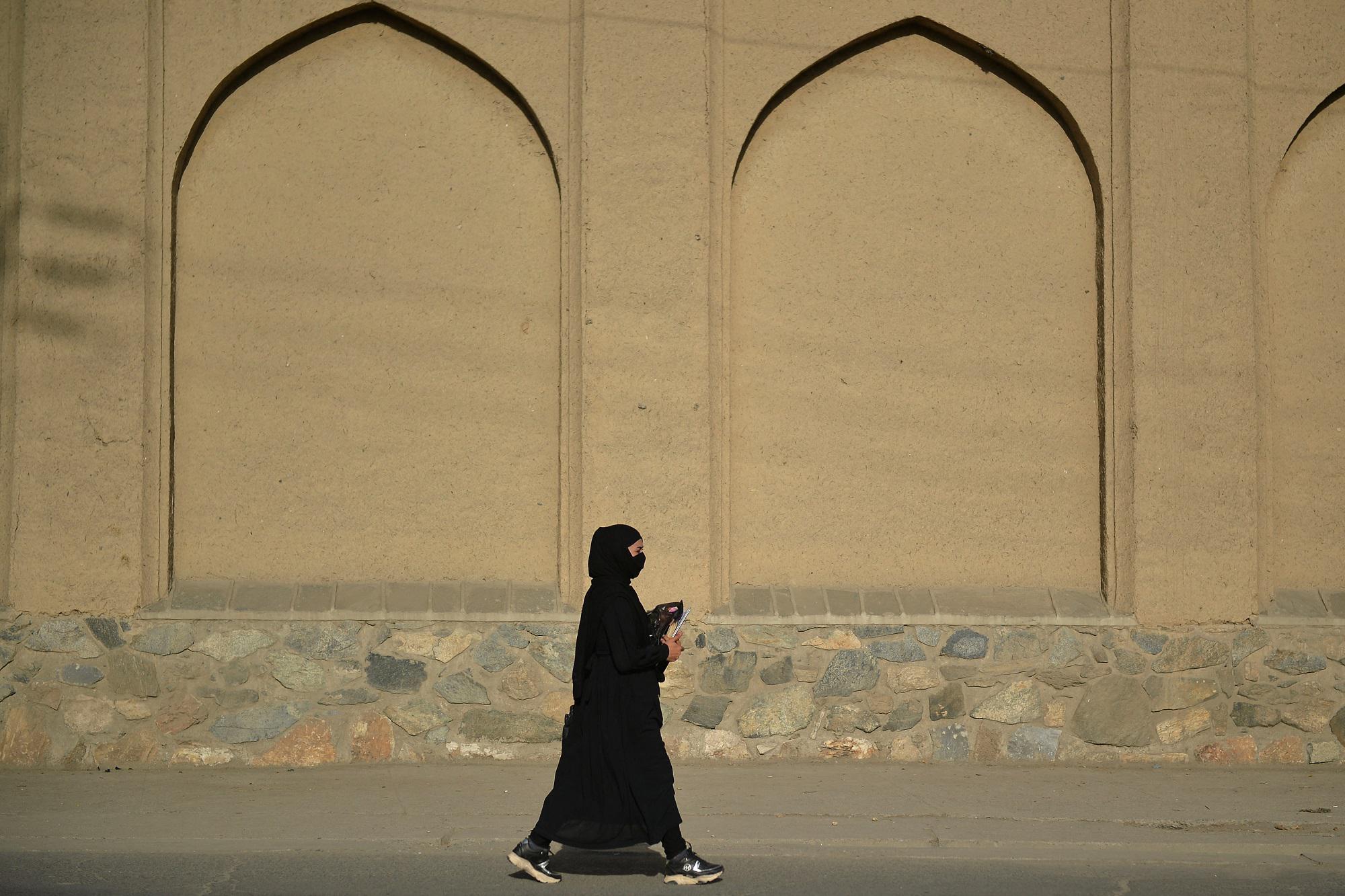 Afghanistan, portavoce talebani: "Le donne? Uguali ma devono essere protette"