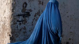 Afghanistan, talebani impongono alle donne il burqa in pubblico