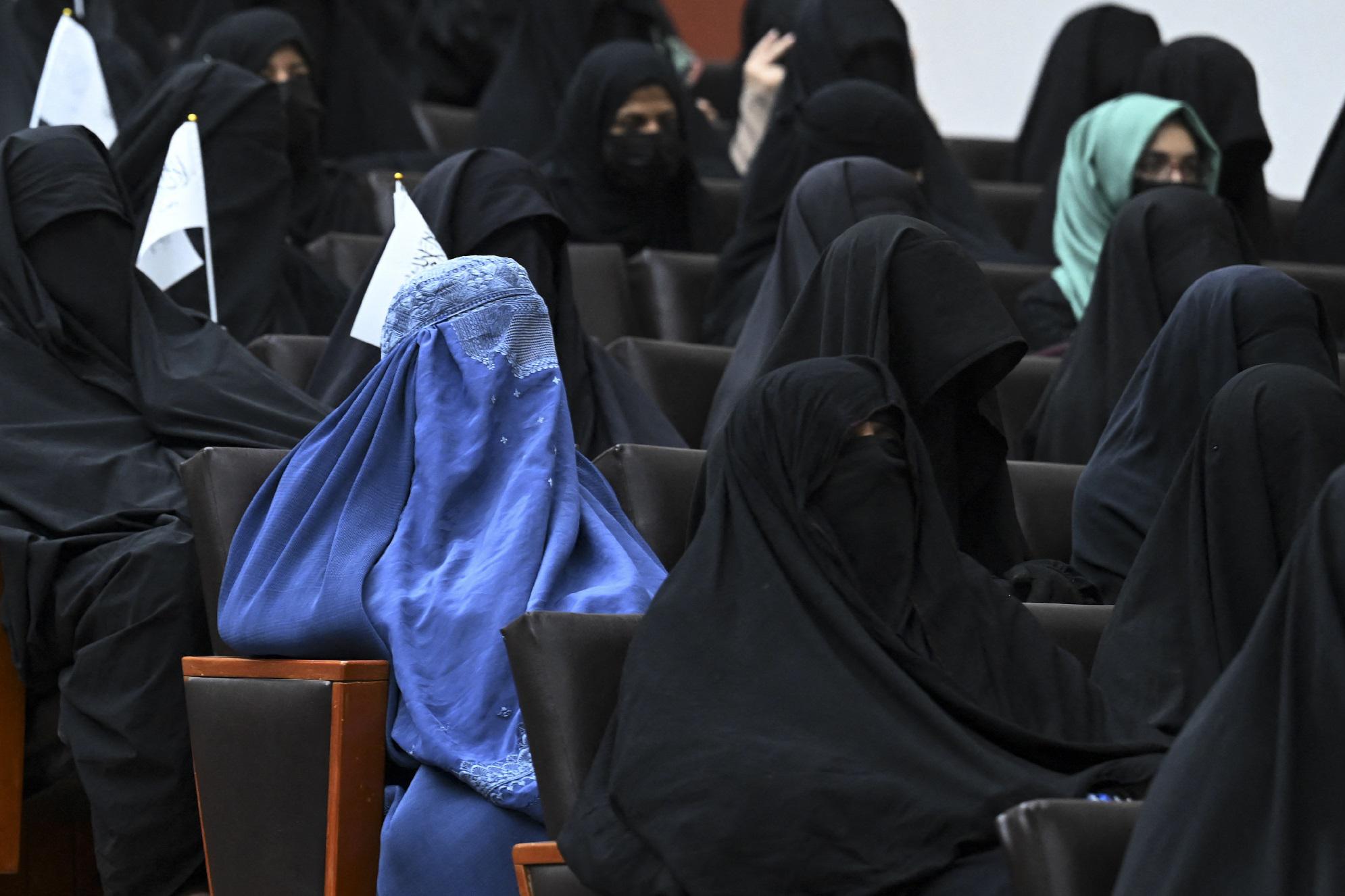 Afghanistan, talebani: "In università donne e uomini divisi"