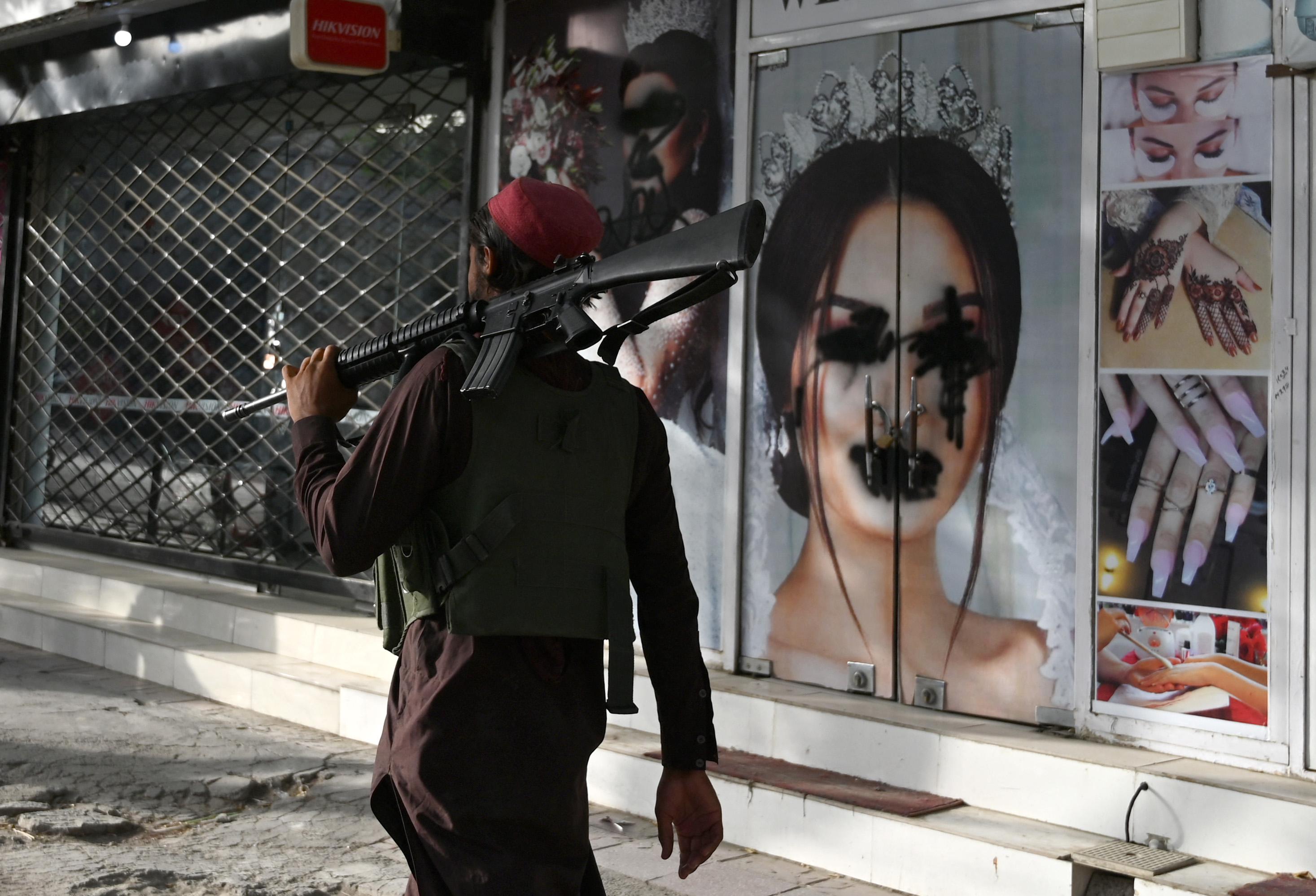 Afghanistan, talebani: "Ok donne a lavoro"