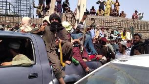 Afghanistan, talebani sparano su manifestanti a Jalalabad