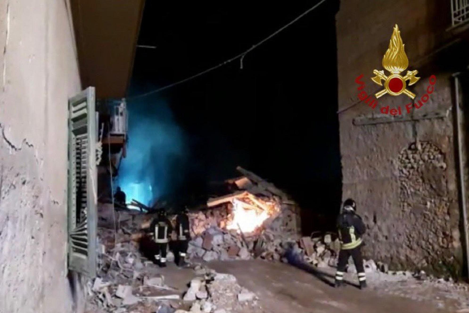 Agrigento, crolla palazzina: 2 morti, 7 dispersi