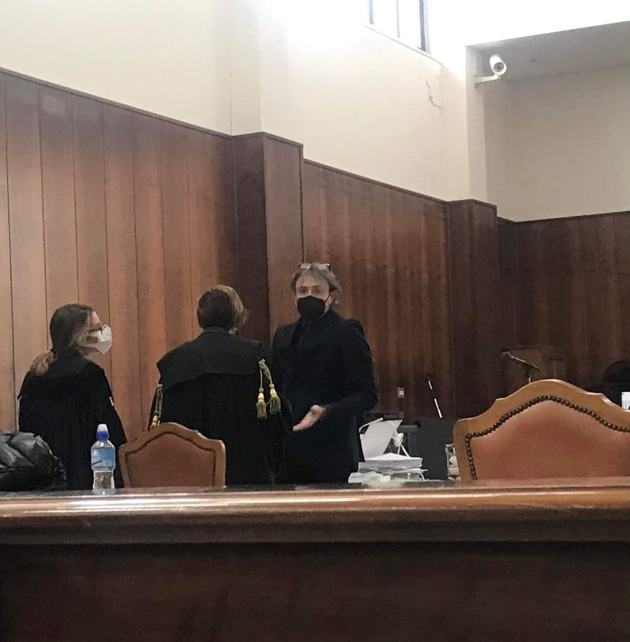 Al via il processo per stupro a Grillo jr, la ragazza ha lasciato l'Italia