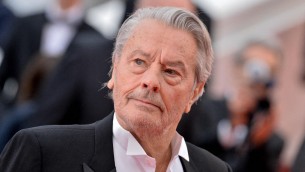 Alain Delon, sequestrate 72 armi da fuoco in casa sua