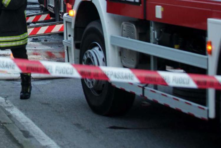Albero cade e travolge casa Babbo Natale a Montecatini, 5 feriti