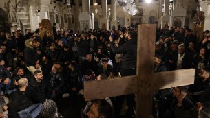 Albero di Natale in fiamme, la protesta dei cristiani in Siria: "Pretendiamo diritti"