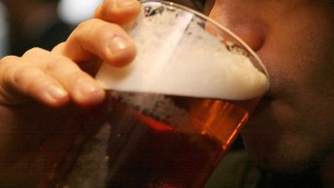 Alcol, l'allarme Iss: "3,7 milioni di italiani bevono fino ad ubriacarsi"