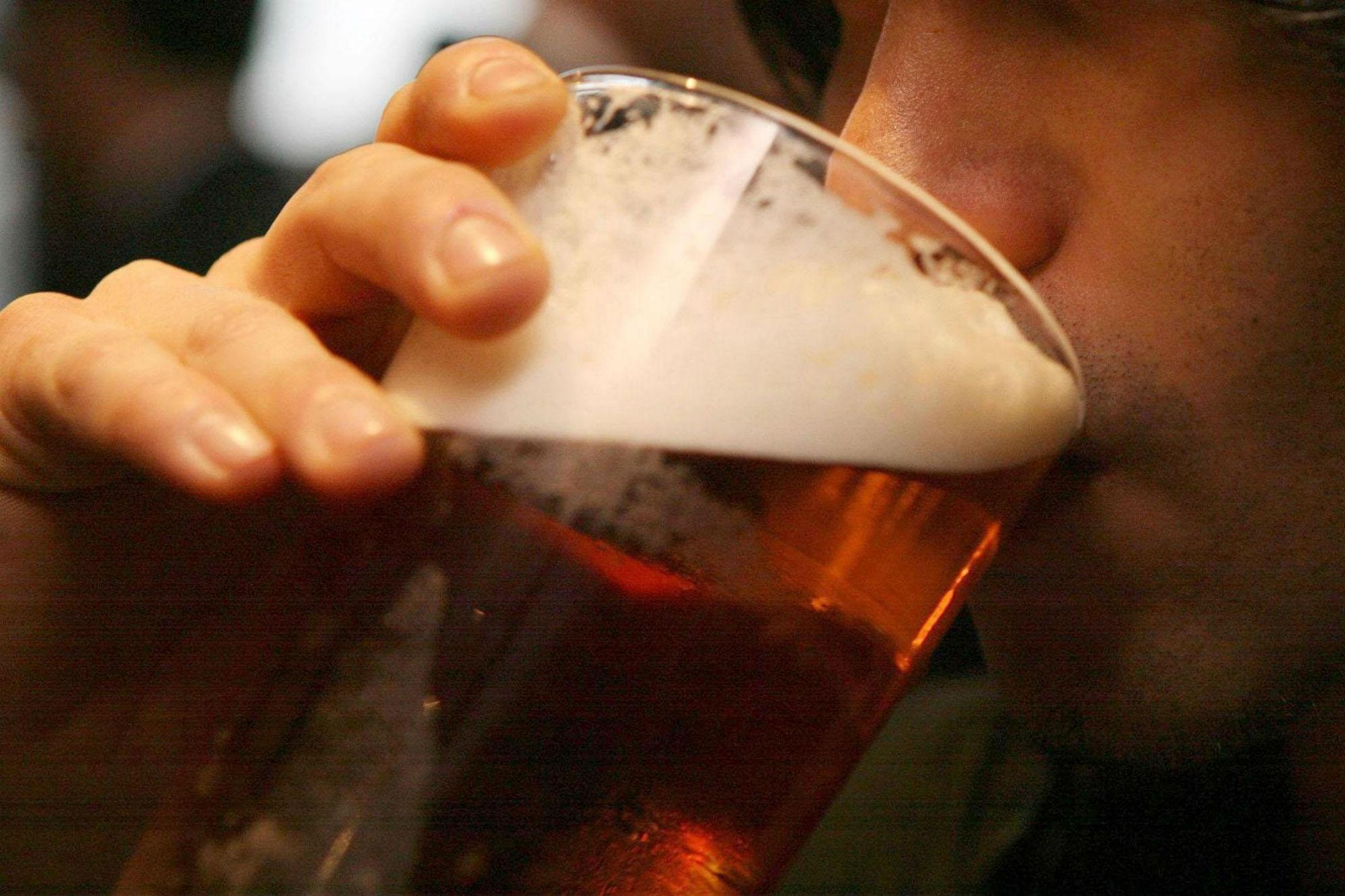 Alcol, l'allarme Iss: "3,7 milioni di italiani bevono fino ad ubriacarsi"