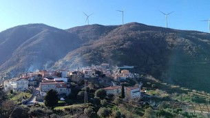 alcune-pale-eoliche-del-parco-sito-a-ridosso-del-paese-di-mongrassano