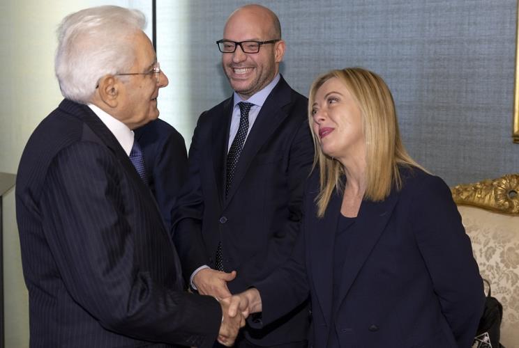 Alert Mattarella sul Covid: "Il peggio è passato ma non cantiamo vittoria"