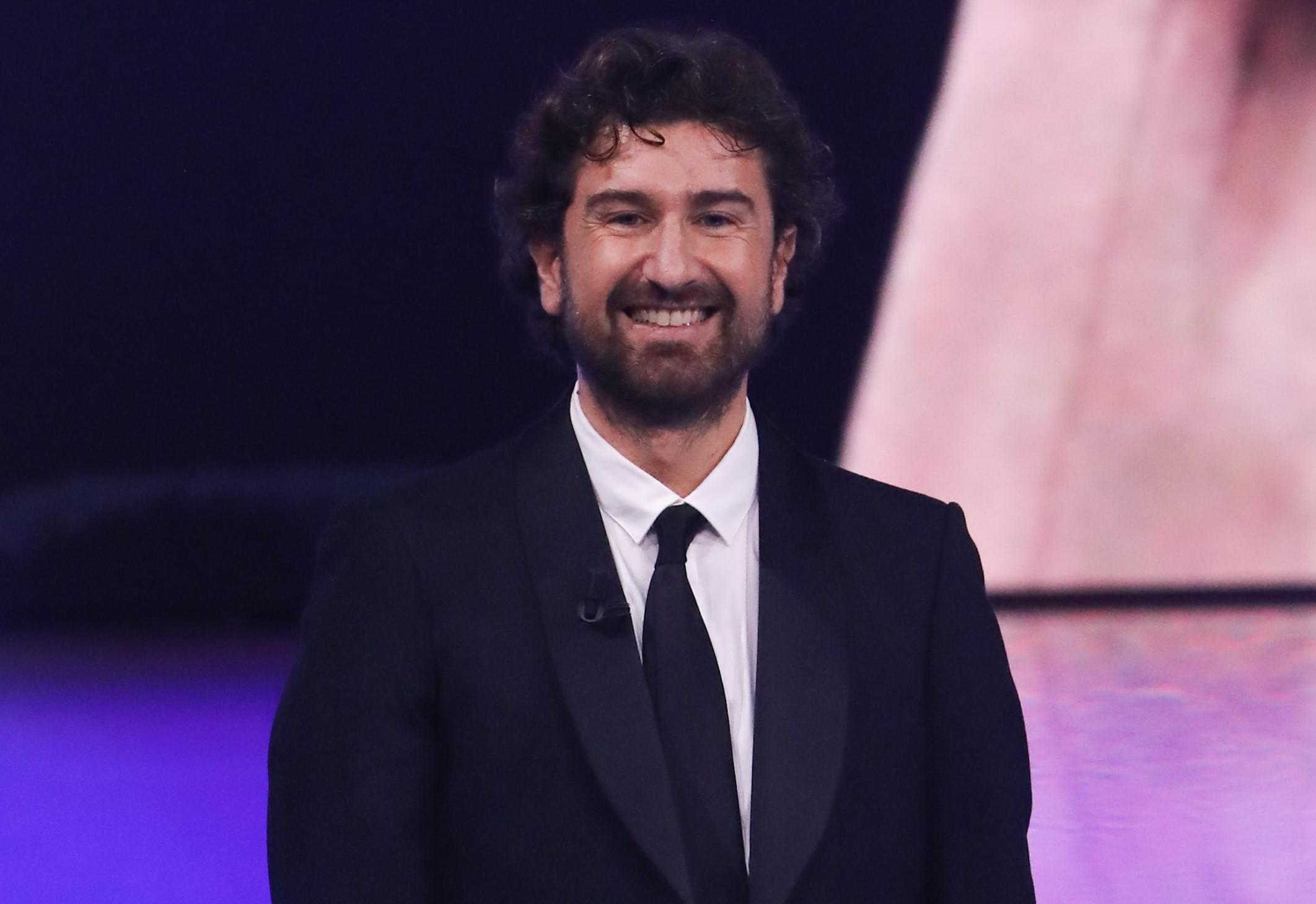 Alessandro Siani parte col botto: 950mila euro in un giorno per 'Succede anche nelle migliori famiglie'