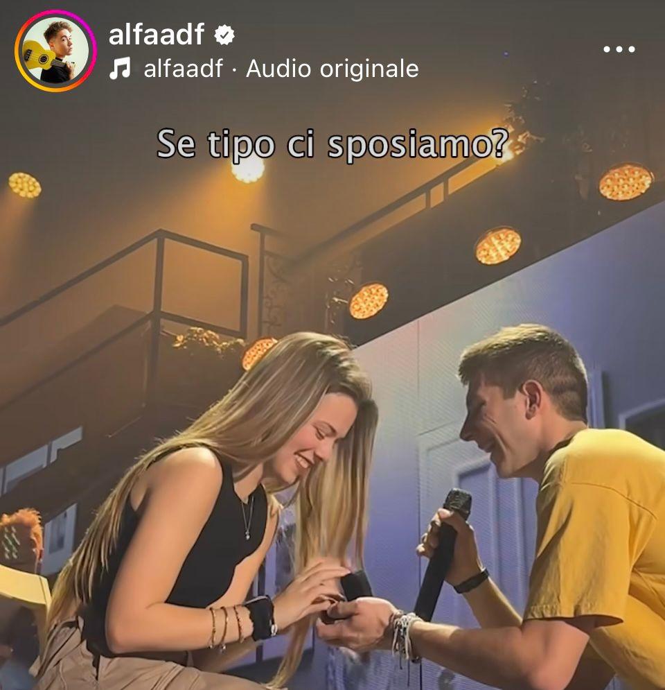Alfa, proposta di matrimonio a sorpresa sul palco: l'emozione dei fan