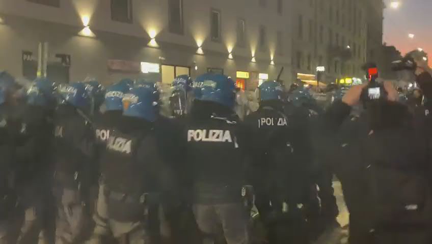 Alfredo Cospito, corteo anarchici a Milano: scontri con forze ordine - Video