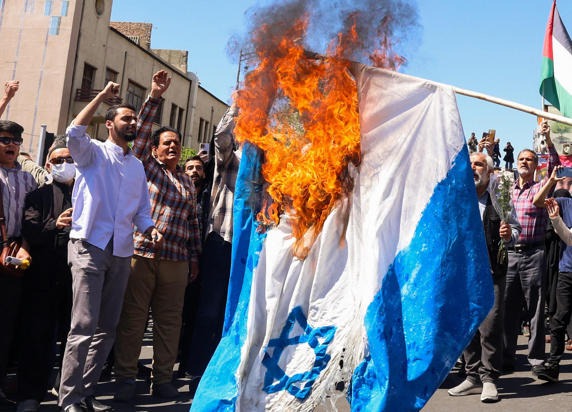 Allarme Usa: "Iran attaccherà oggi Israele con 100 droni e missili"