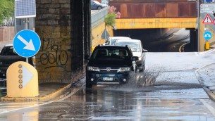 Allerta meteo rossa oggi in Lombardia, pioggia al Nord e Italia divisa