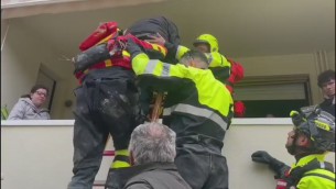 Alluvione Emilia Romagna, a bordo dell'anfibio dei pompieri per il salvataggio - Video