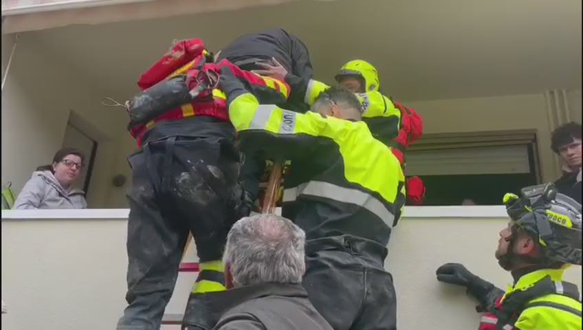 Alluvione Emilia Romagna, a bordo dell'anfibio dei pompieri per il salvataggio - Video