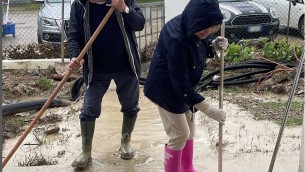Alluvione Emilia Romagna, i genitori di Laura Pausini puliscono strada Solarolo