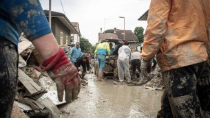 Alluvione Emilia Romagna, rischio acque contaminate: "Usare guanti e stivali"