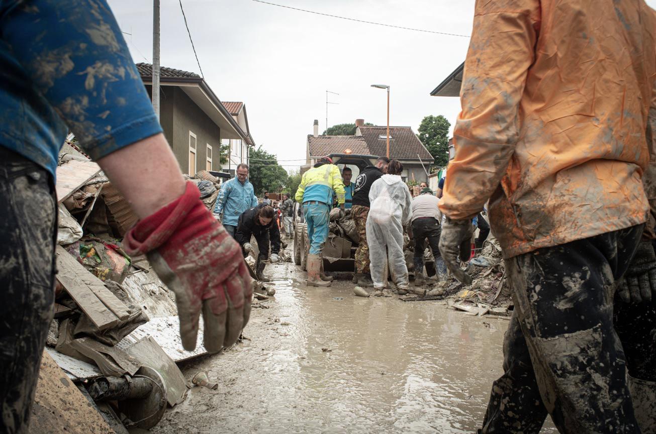 Alluvione Emilia Romagna, rischio acque contaminate: "Usare guanti e stivali"