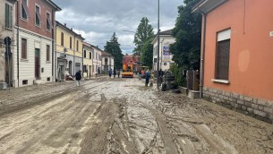 Alluvione Emilia Romagna, Ultima Generazione a La Russa: "Noi qui a spalare"