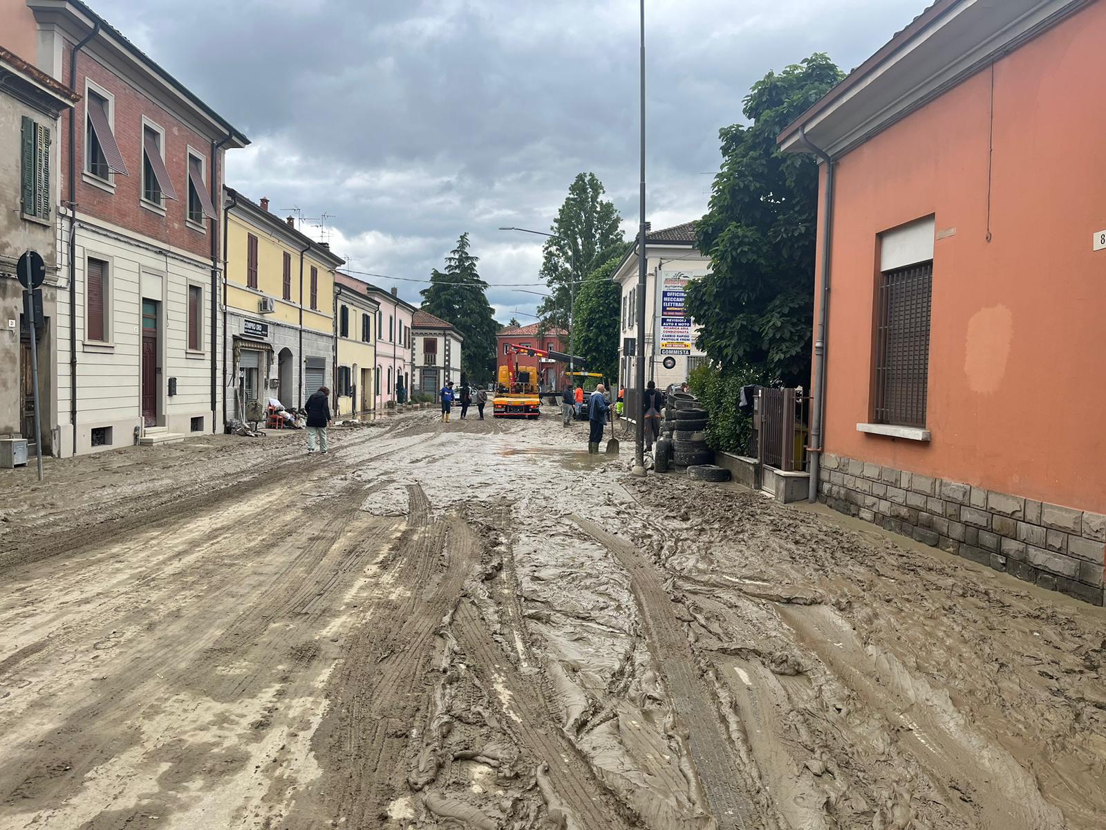 Alluvione Emilia Romagna, Ultima Generazione a La Russa: "Noi qui a spalare"