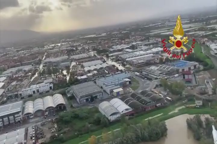 Alluvione Toscana, il video di oggi dall'elicottero: Prato in ginocchio