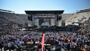 Amadeus, l'ultima diretta Rai da Verona per il Papa