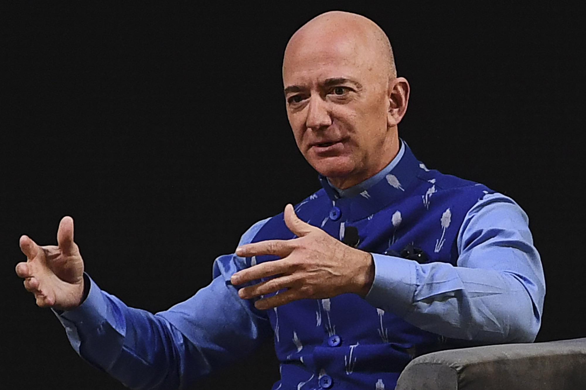 Amazon, Bezos si dimette