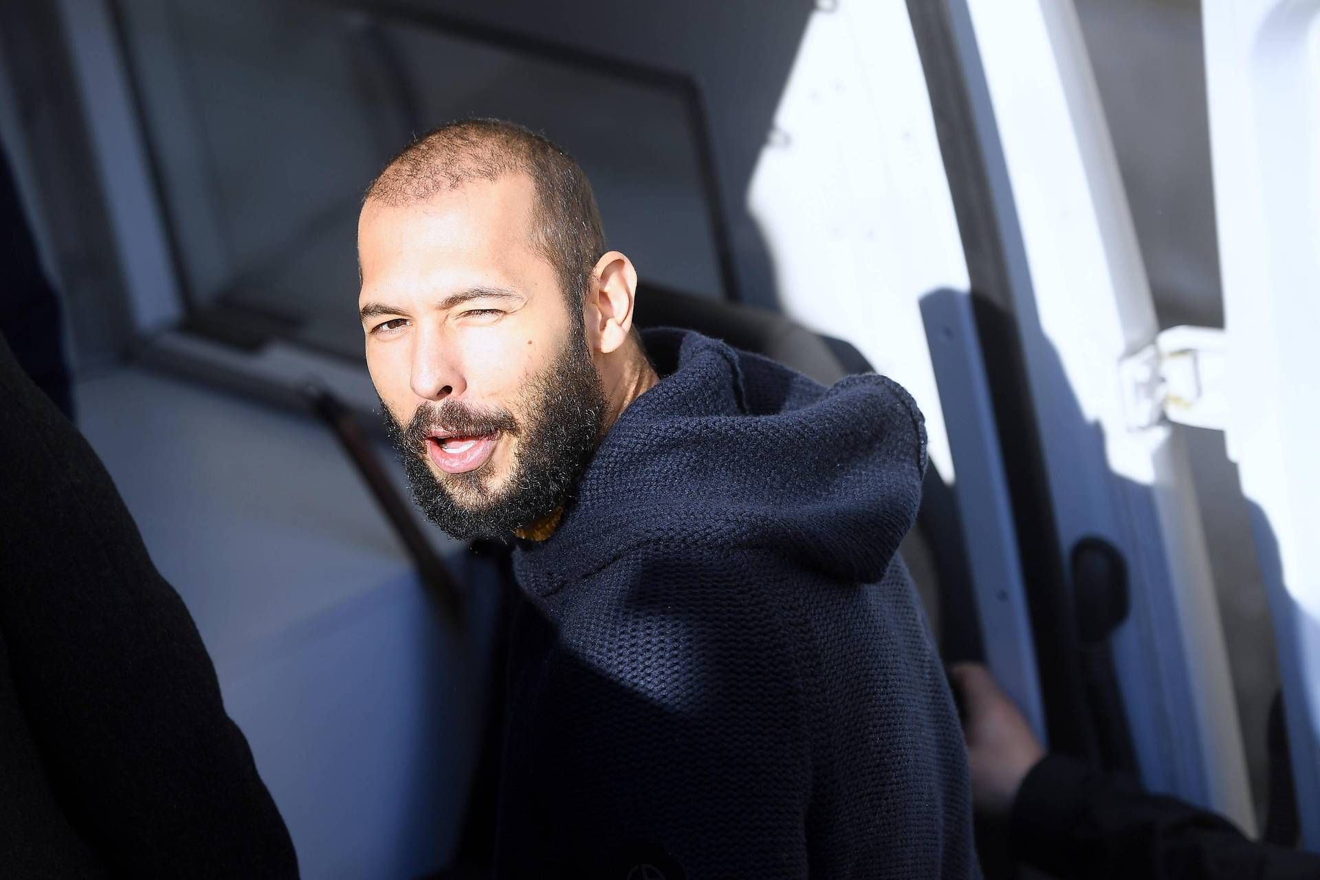 Andrew Tate denunciato per violenza sessuale e maltrattamenti dall'ex fidanzata