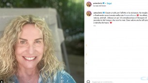Antonella Clerici torna a casa: "Va meglio, ma ora mi fermo per un po'"