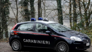 Aosta, pulmino di turisti in un torrente: morto l'autista