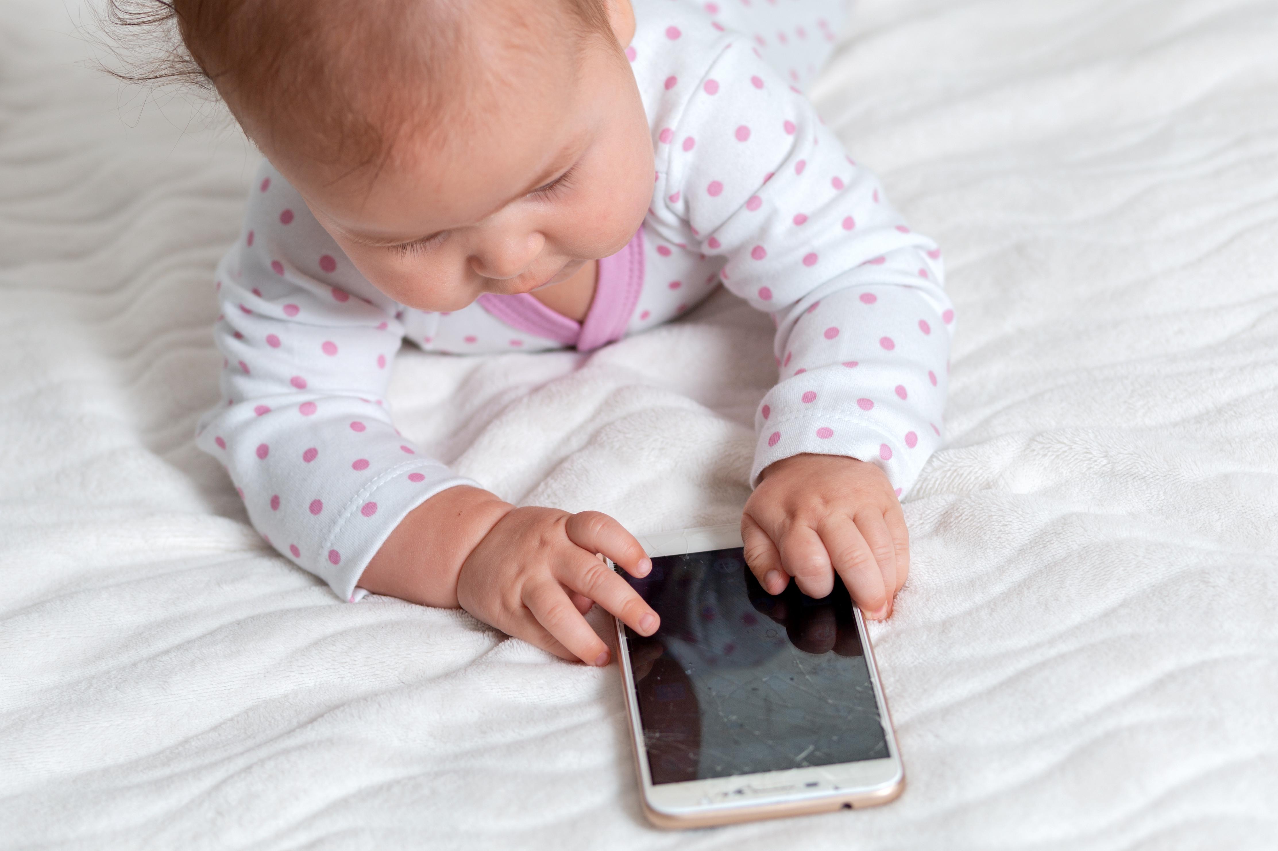App al posto delle favole e ninna nanna affidata all'assistente vocale: ecco i genitori 2