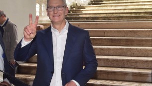 Apple, Tim Cook si taglia stipendio del 40%