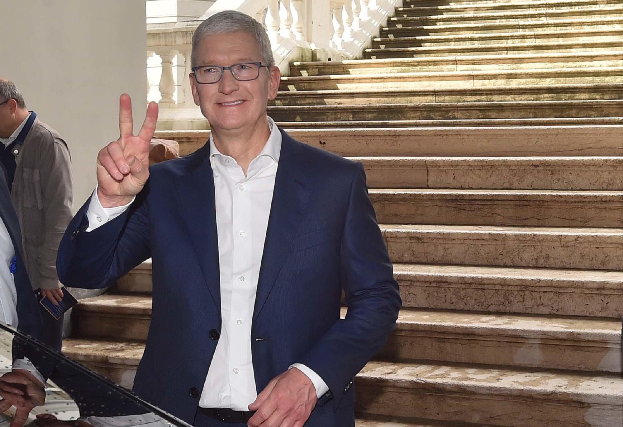 Apple, Tim Cook si taglia stipendio del 40%
