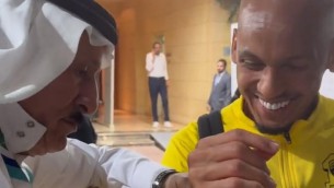 Arabia Saudita, Fabinho gioca bene: tifoso gli regala Rolex - Video