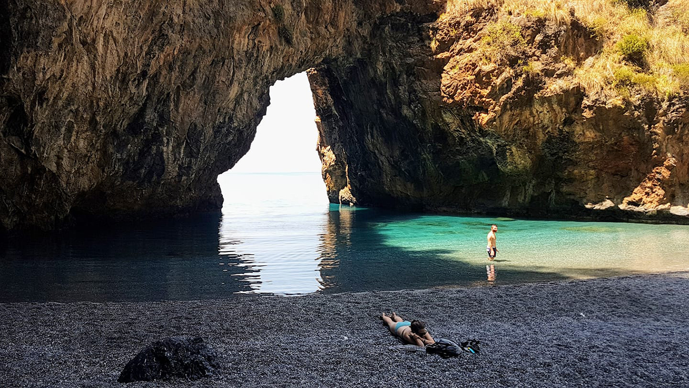 La spiaggetta di Arcomagno a San Nicola Arcella (Cosenza) fotografata da Mario Greco
