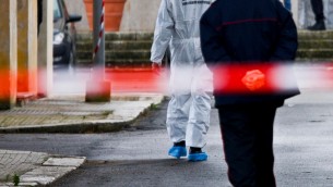 Arezzo, assalta villetta con ruspa: proprietario spara e lo uccide