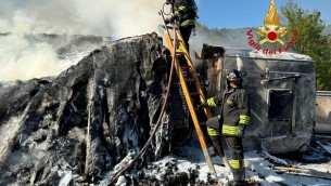 Arezzo, camion si ribalta e va a fuoco sull'A1: lunghe code