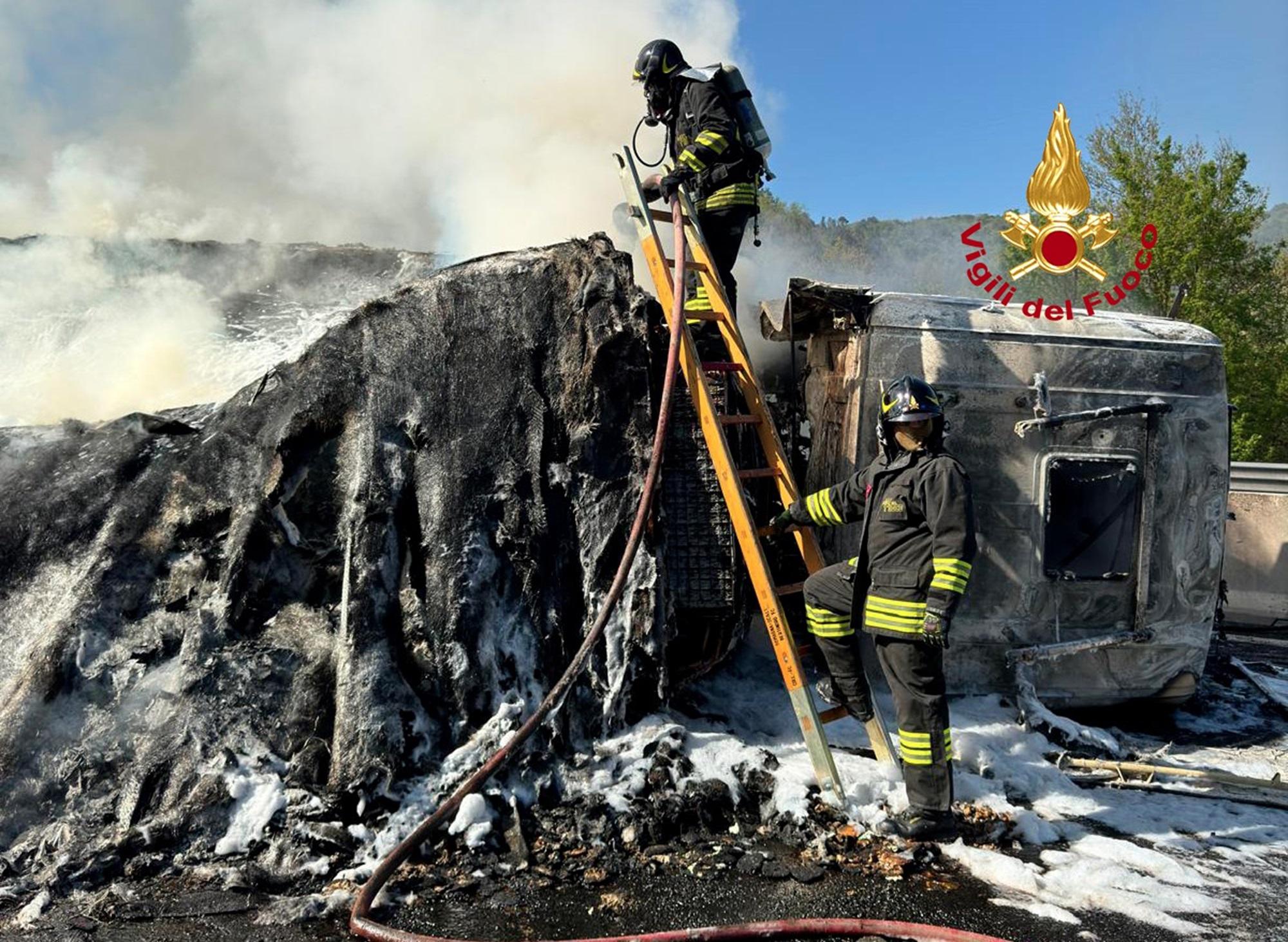 Arezzo, camion si ribalta e va a fuoco sull'A1: lunghe code