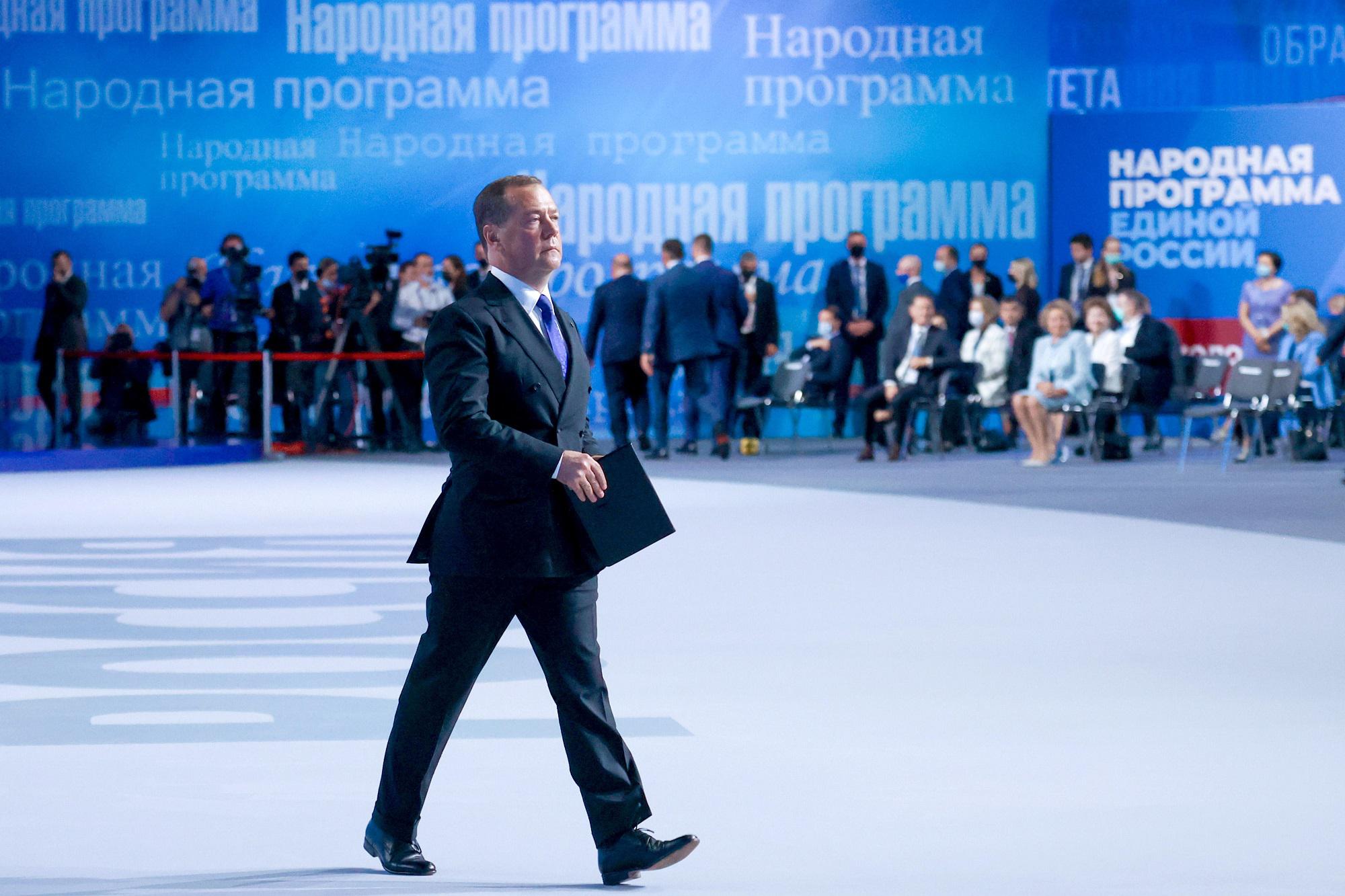 Armi Ucraina, Medvedev contro Crosetto: "Uno sciocco raro"