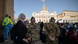 Assange ai funerali di Papa Francesco, fondatore Wikileaks a San Pietro